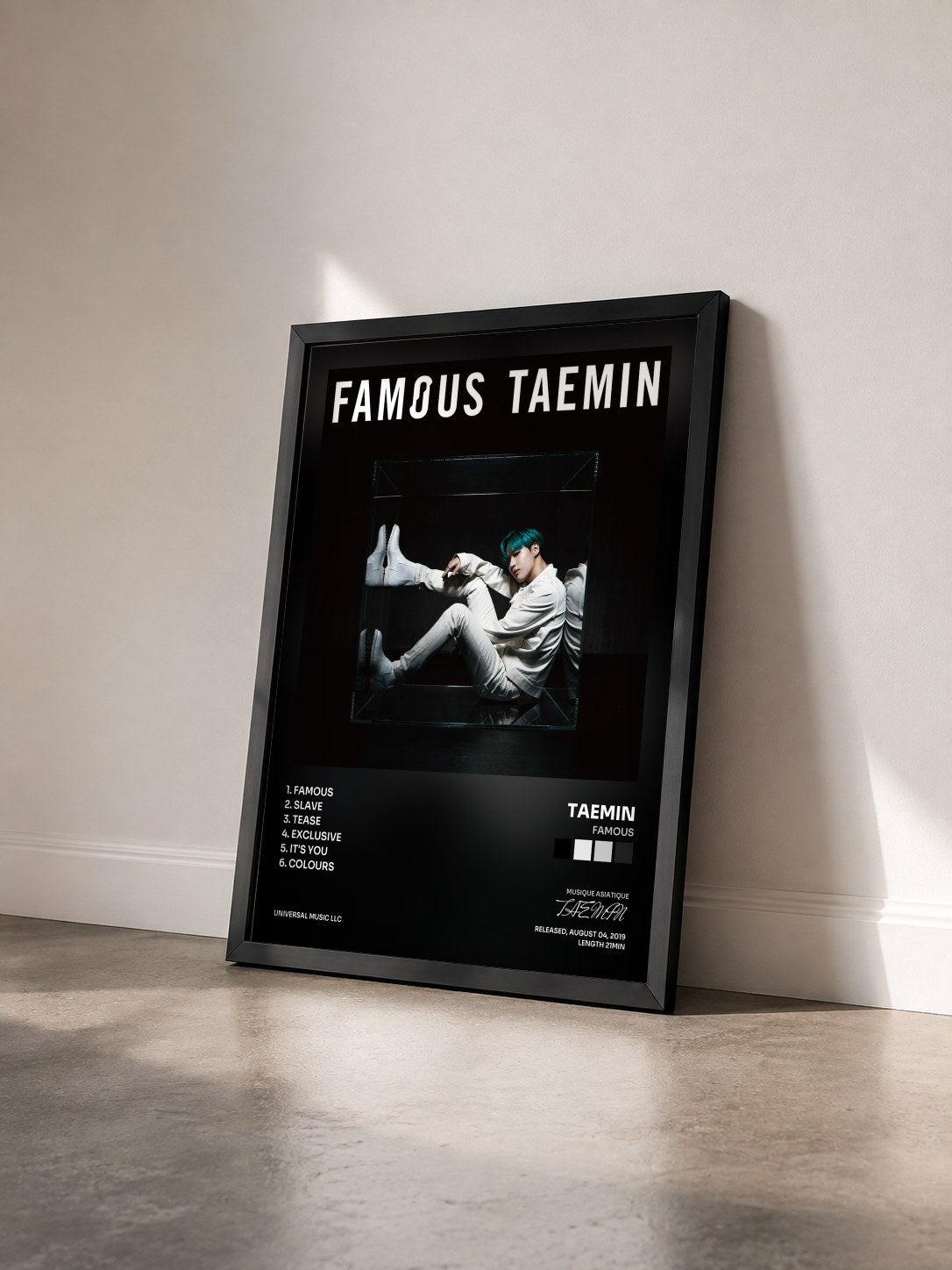 #noir Tableau de l'album Famous de TAEMIN vu de trois quarts, cadre noir