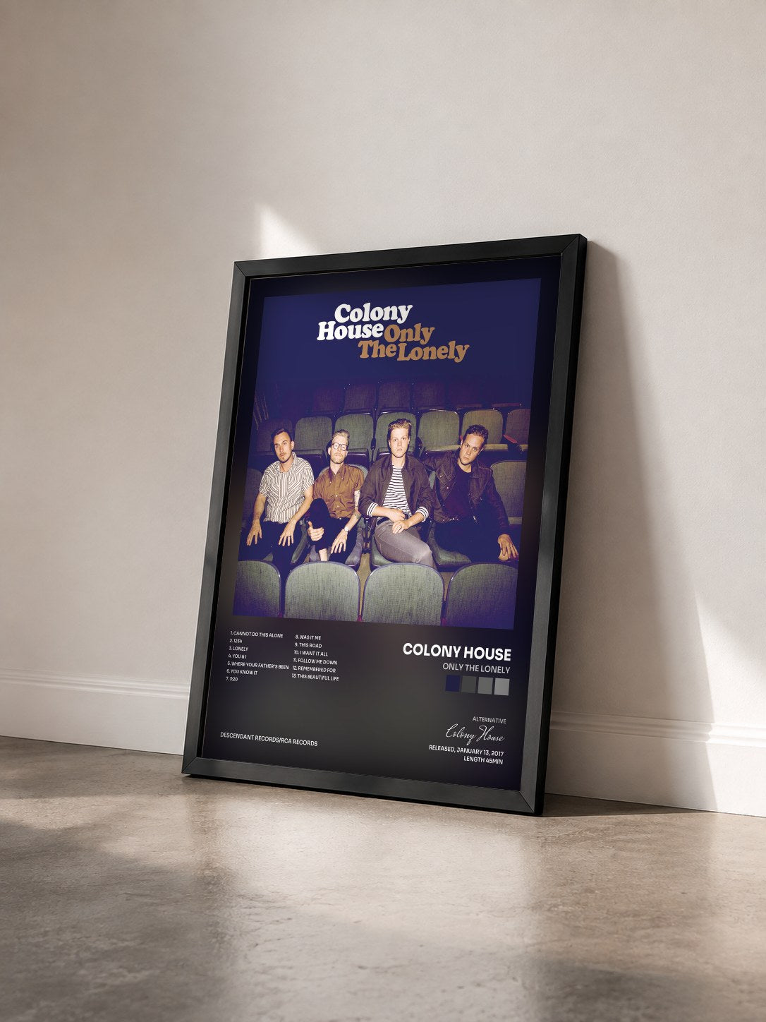 #noir Tableau de l'album Only The Lonely de Colony House vu de trois quarts, cadre noir