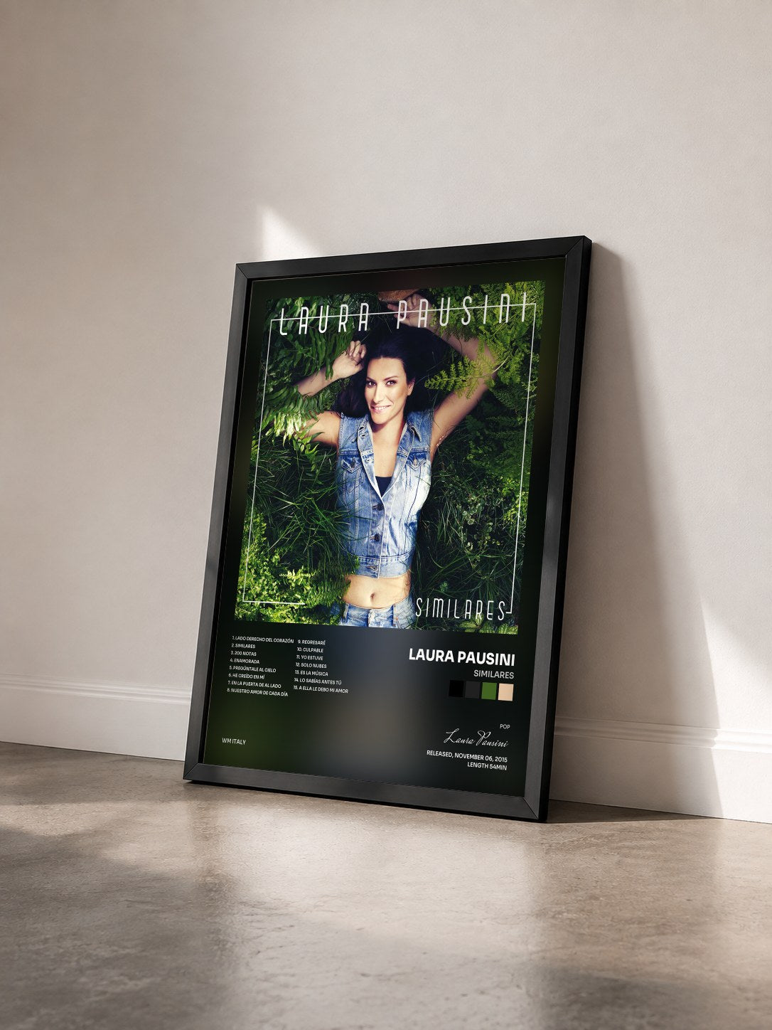 #noir Tableau de l'album Similares de Laura Pausini vu de trois quarts, cadre noir