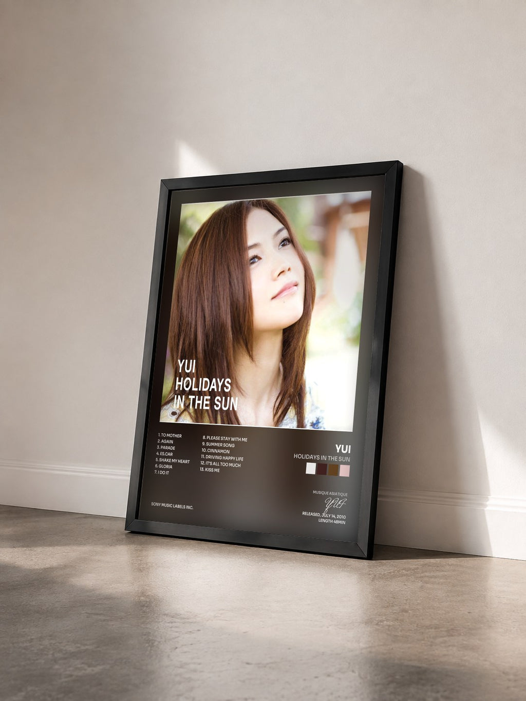 #noir Tableau de l'album HOLIDAYS IN THE SUN de YUI vu de trois quarts, cadre noir