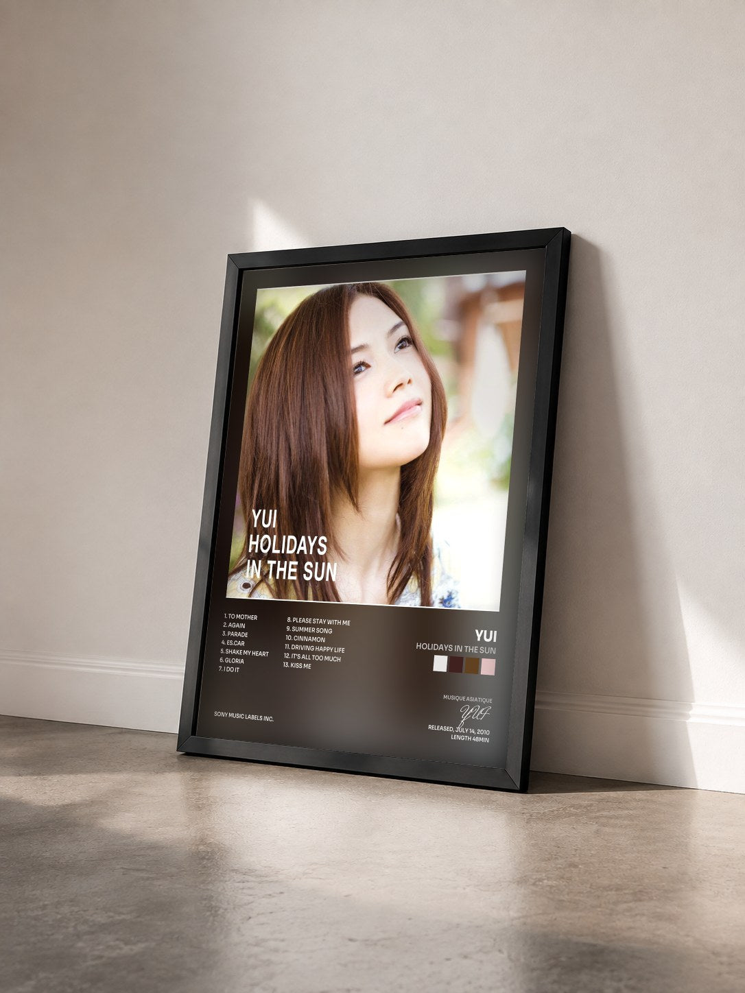 #noir Tableau de l'album HOLIDAYS IN THE SUN de YUI vu de trois quarts, cadre noir