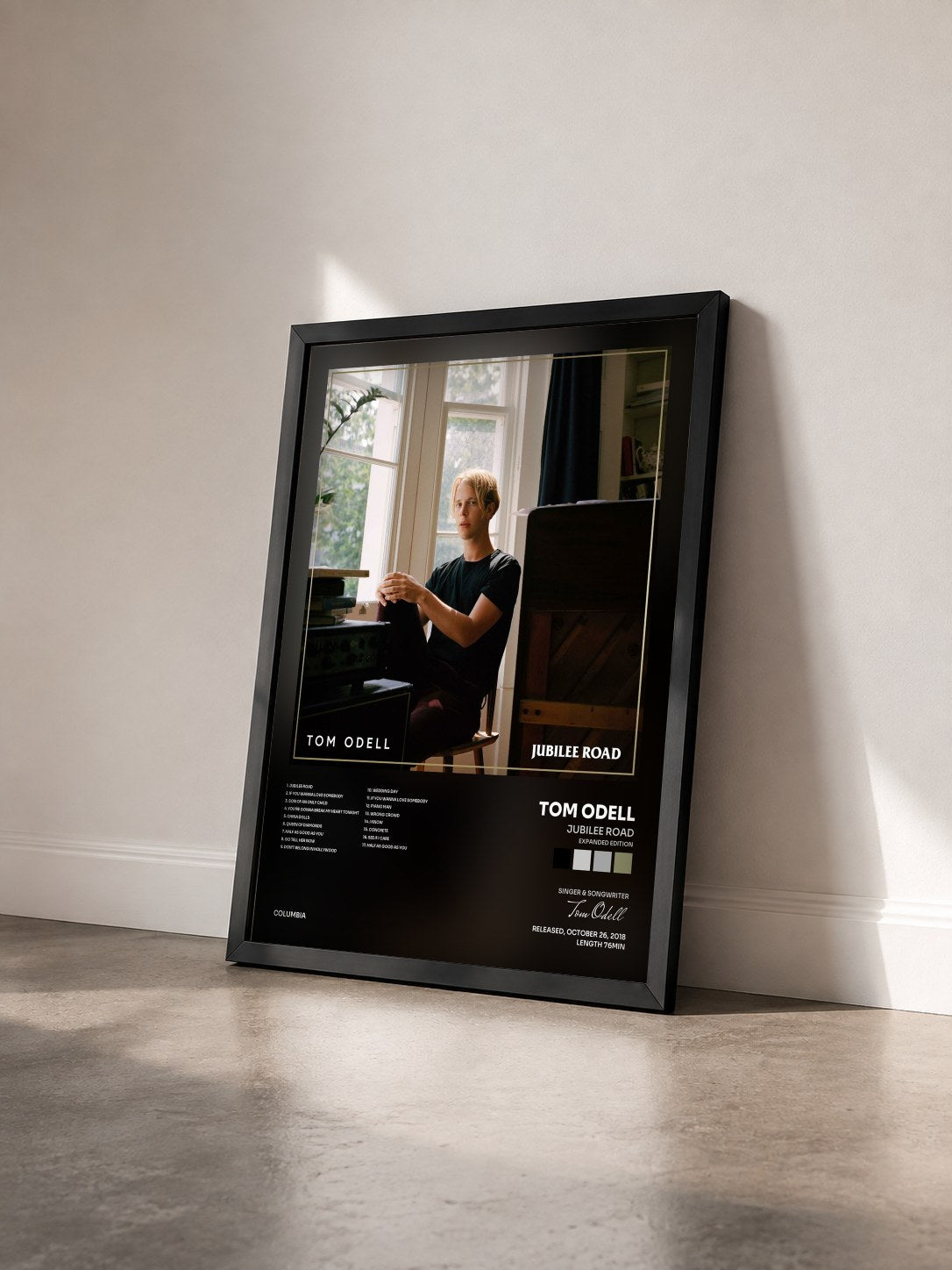 #noir Tableau de l'album Jubilee Road (Expanded Edition) de Tom Odell vu de trois quarts, cadre noir