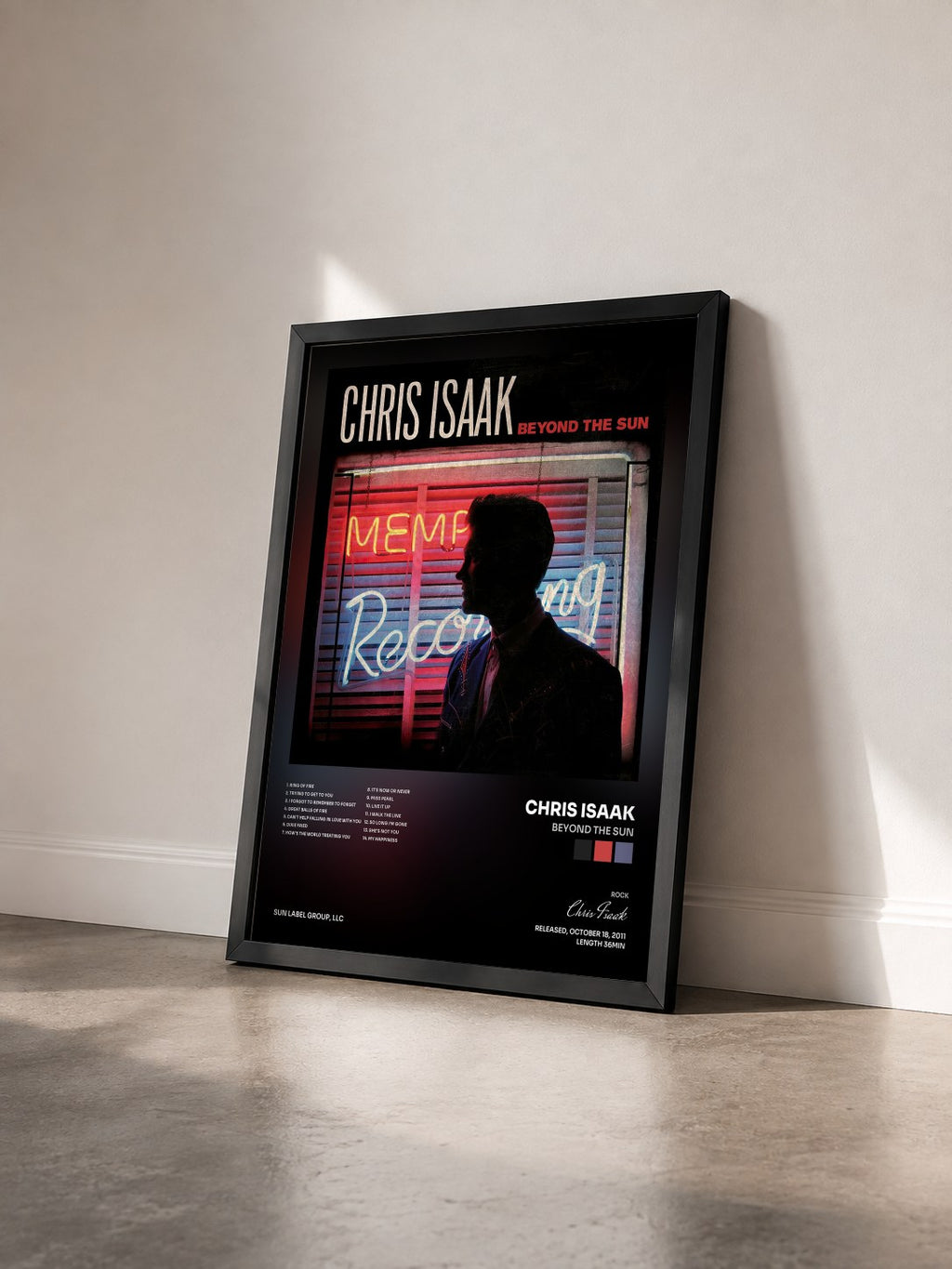 #noir Tableau de l'album Beyond The Sun de Chris Isaak vu de trois quarts, cadre noir