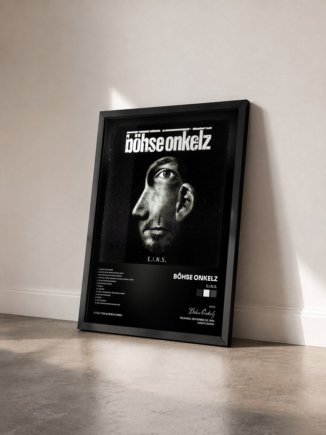#noir Tableau de l'album E.I.N.S. de Böhse Onkelz vu de trois quarts, cadre noir