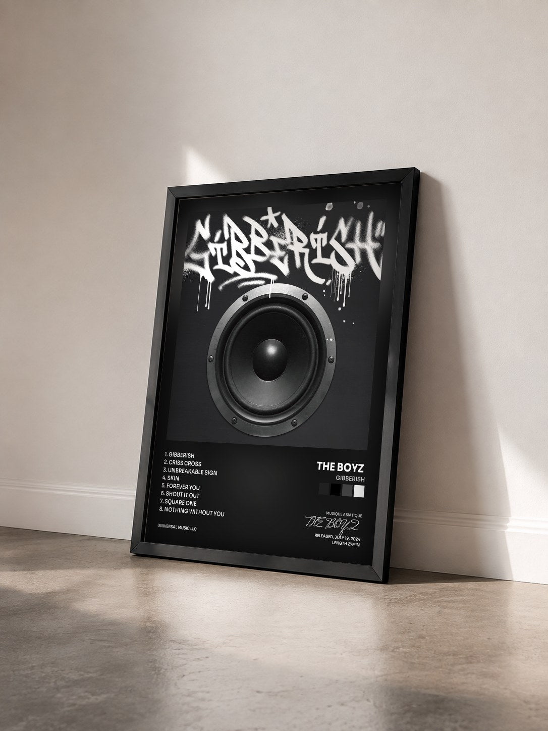 #noir Tableau de l'album Gibberish de THE BOYZ  vu de trois quarts, cadre noir
