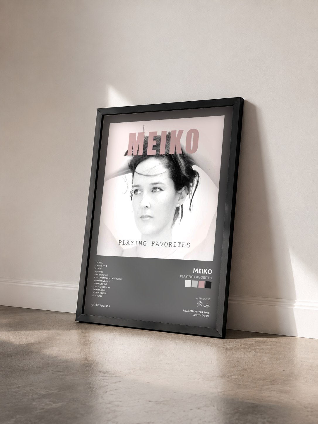 #noir Tableau de l'album Playing Favorites de Meiko vu de trois quarts, cadre noir