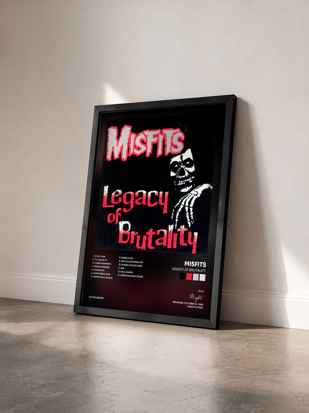#noir Tableau de l'album Legacy Of Brutality de Misfits vu de trois quarts, cadre noir