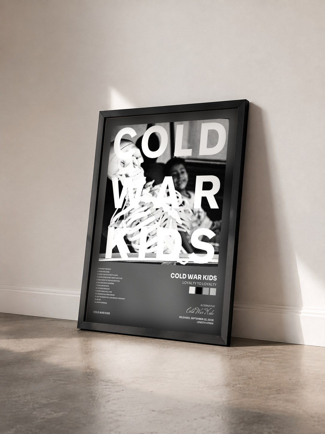 #noir Tableau de l'album Loyalty To Loyalty de Cold War Kids vu de trois quarts, cadre noir