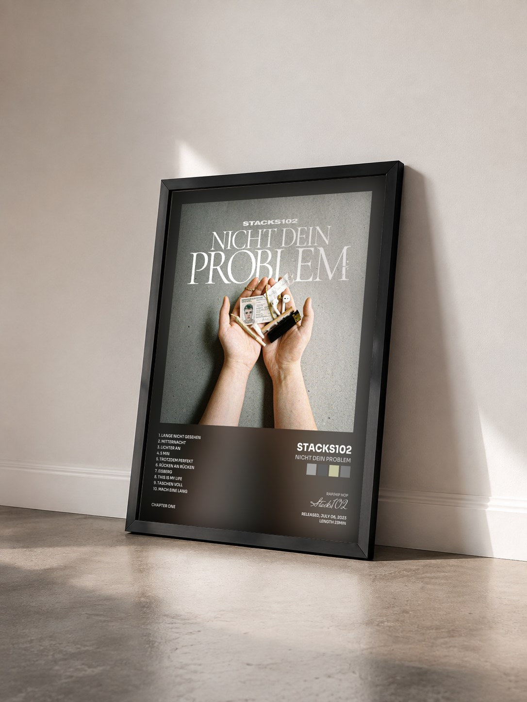 #noir Tableau de l'album NICHT DEIN PROBLEM de Stacks102 vu de trois quarts, cadre noir