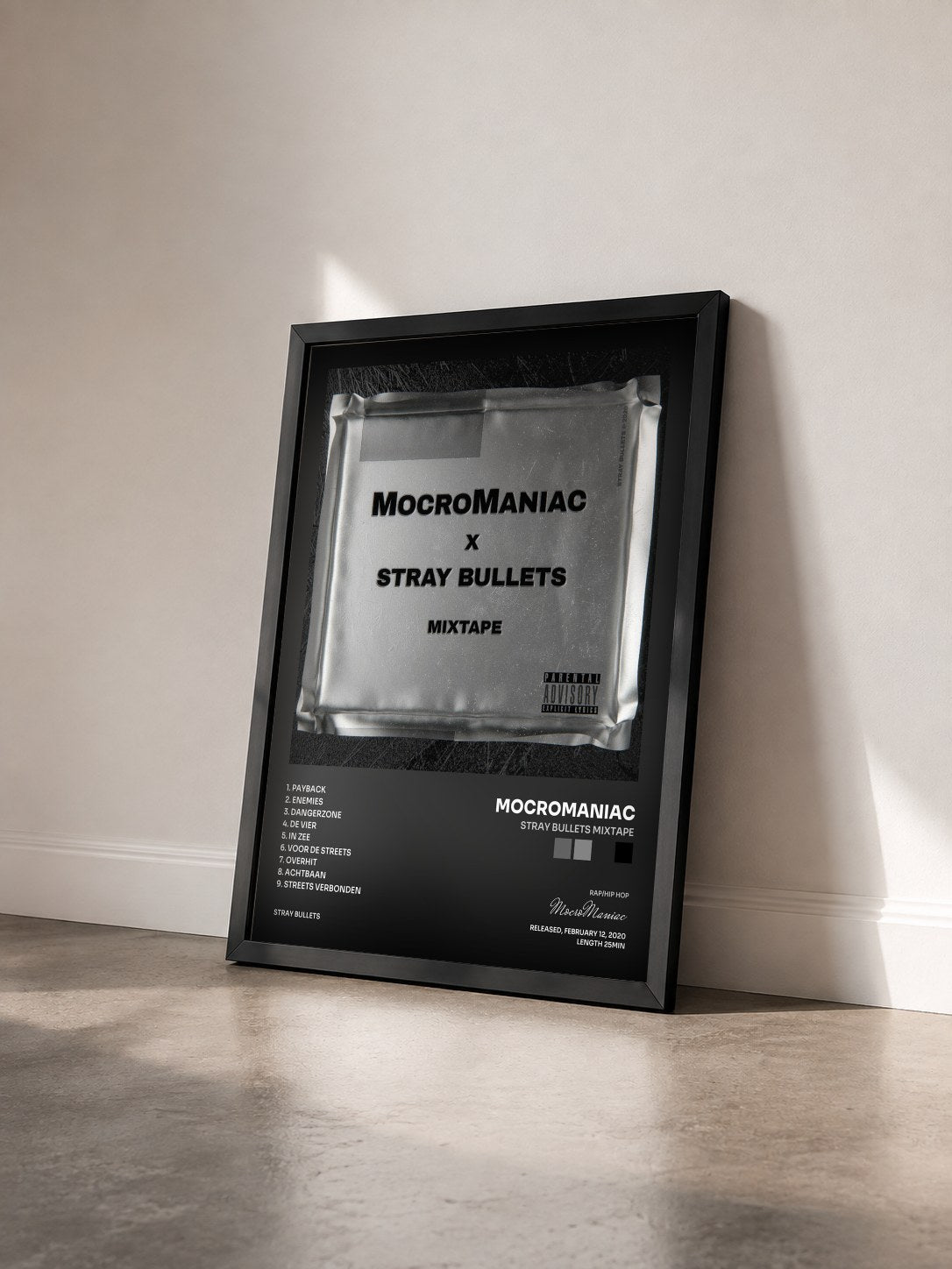 #noir Tableau de l'album Stray Bullets Mixtape de MocroManiac vu de trois quarts, cadre noir