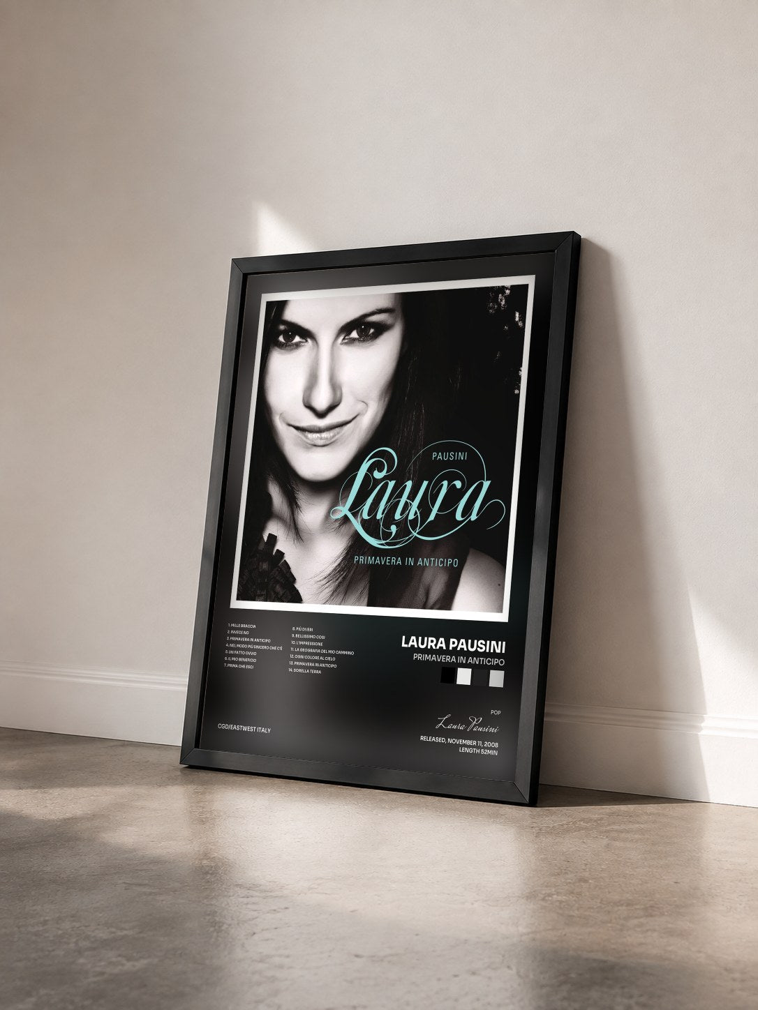#noir Tableau de l'album Primavera in anticipo de Laura Pausini vu de trois quarts, cadre noir