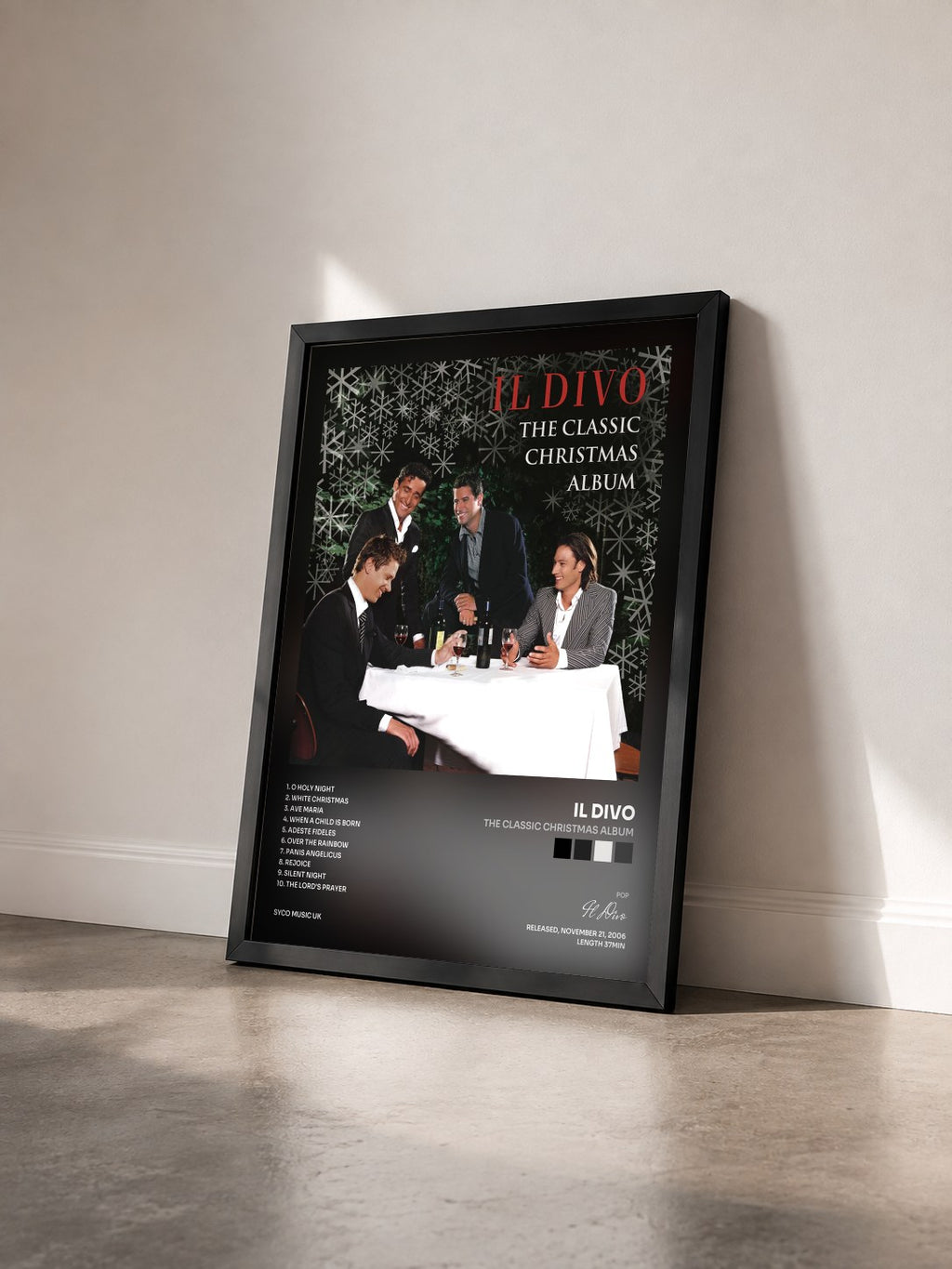 #noir Tableau de l'album The Classic Christmas Album de Il Divo vu de trois quarts, cadre noir