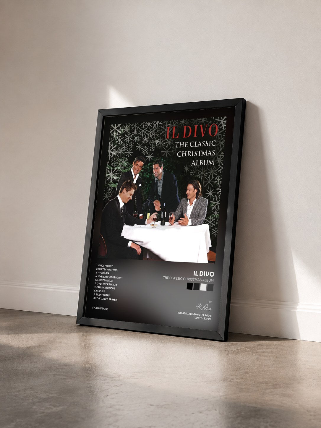 #noir Tableau de l'album The Classic Christmas Album de Il Divo vu de trois quarts, cadre noir