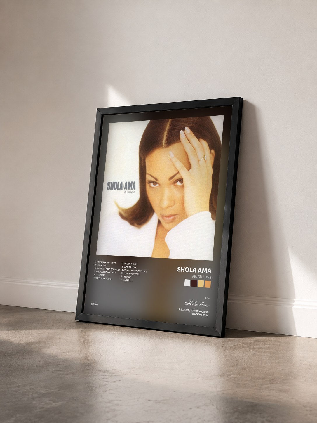 #noir Tableau de l'album Much Love de Shola Ama vu de trois quarts, cadre noir