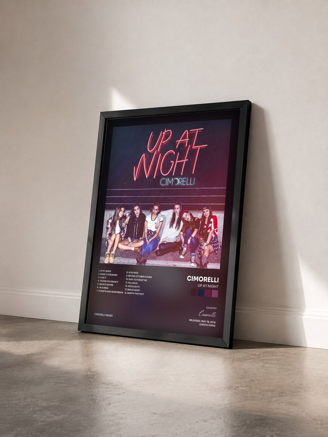 #noir Tableau de l'album Up at Night de Cimorelli vu de trois quarts, cadre noir