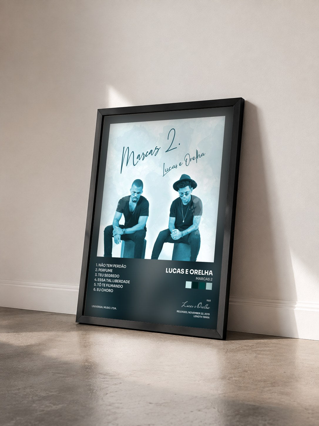 #noir Tableau de l'album Marcas 2 de Lucas e Orelha vu de trois quarts, cadre noir
