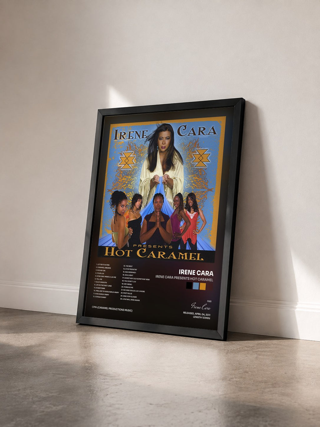 #noir Irene Cara Presents Hot Caramel von Irene Cara als gerahmter Kunstdruck von schräg gesehen, schwarzer Rahmen