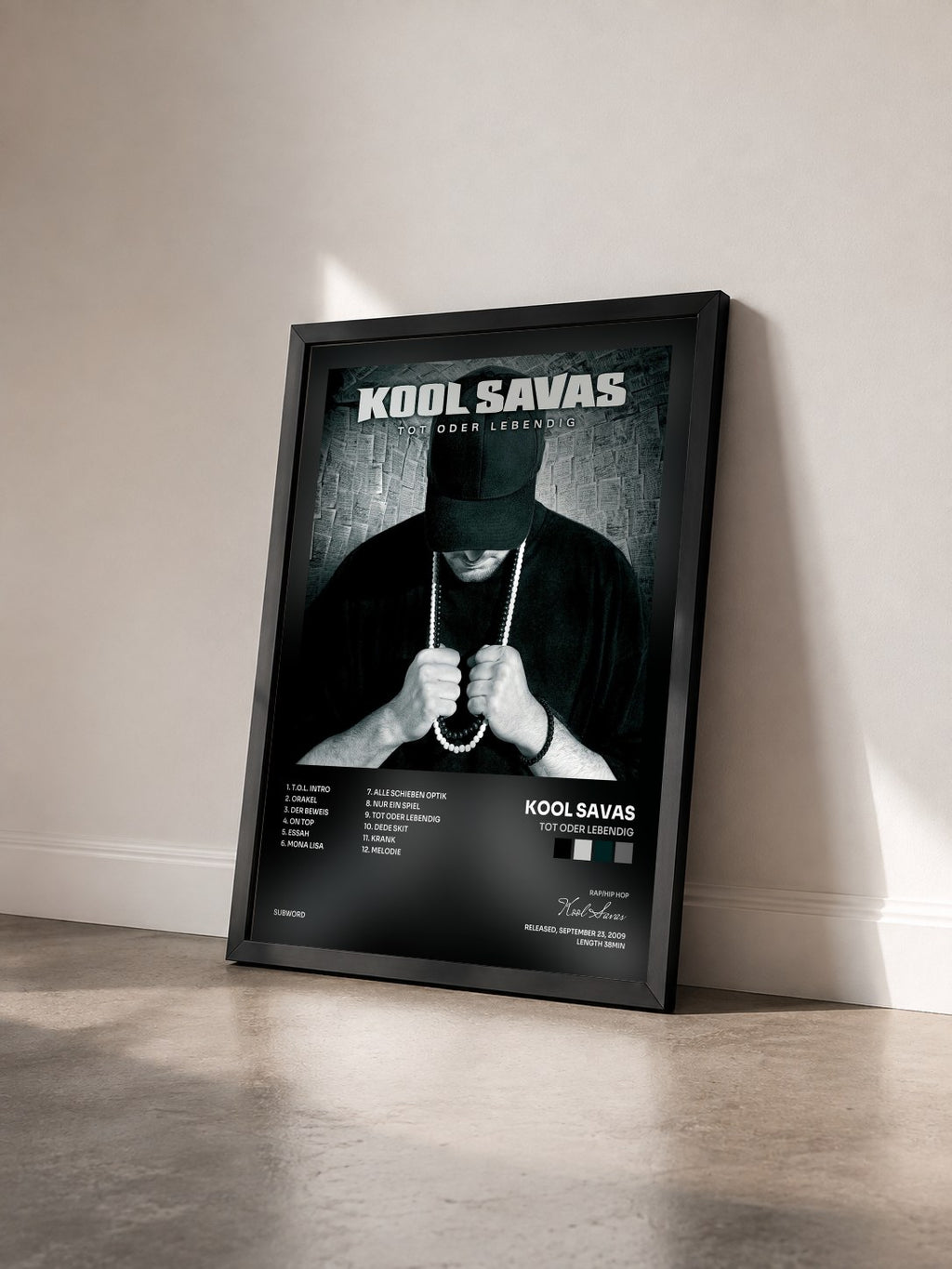 #noir Tableau de l'album Tot oder lebendig de Kool Savas vu de trois quarts, cadre noir