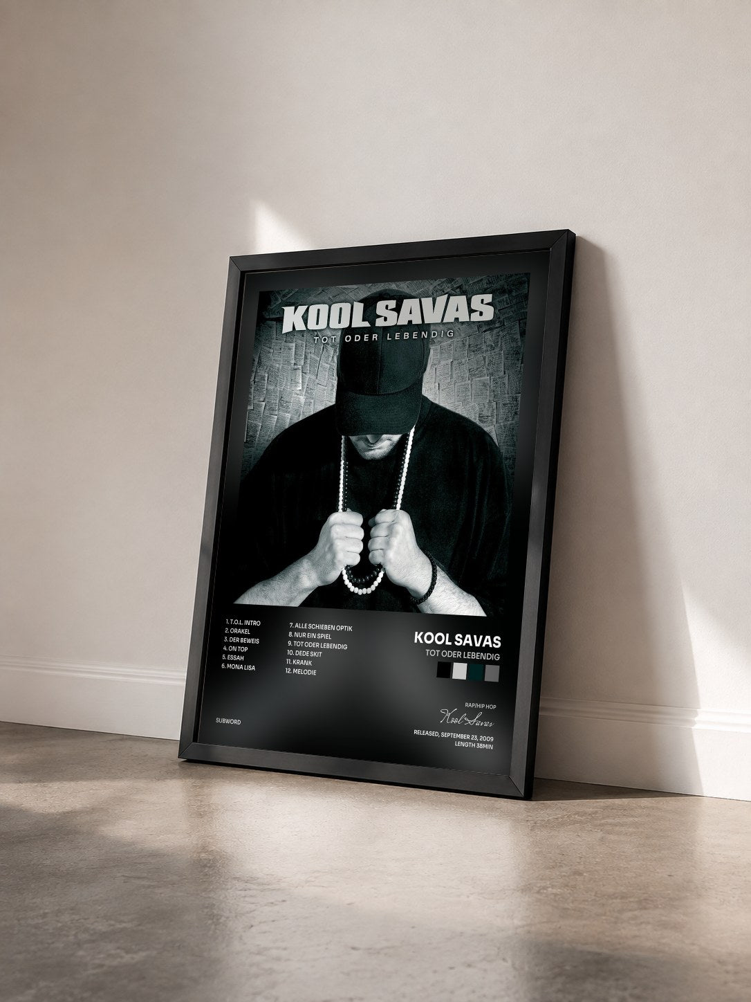 #noir Tableau de l'album Tot oder lebendig de Kool Savas vu de trois quarts, cadre noir