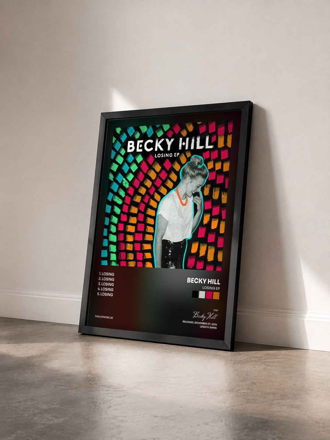 #noir Tableau de l'album Losing EP de Becky Hill vu de trois quarts, cadre noir