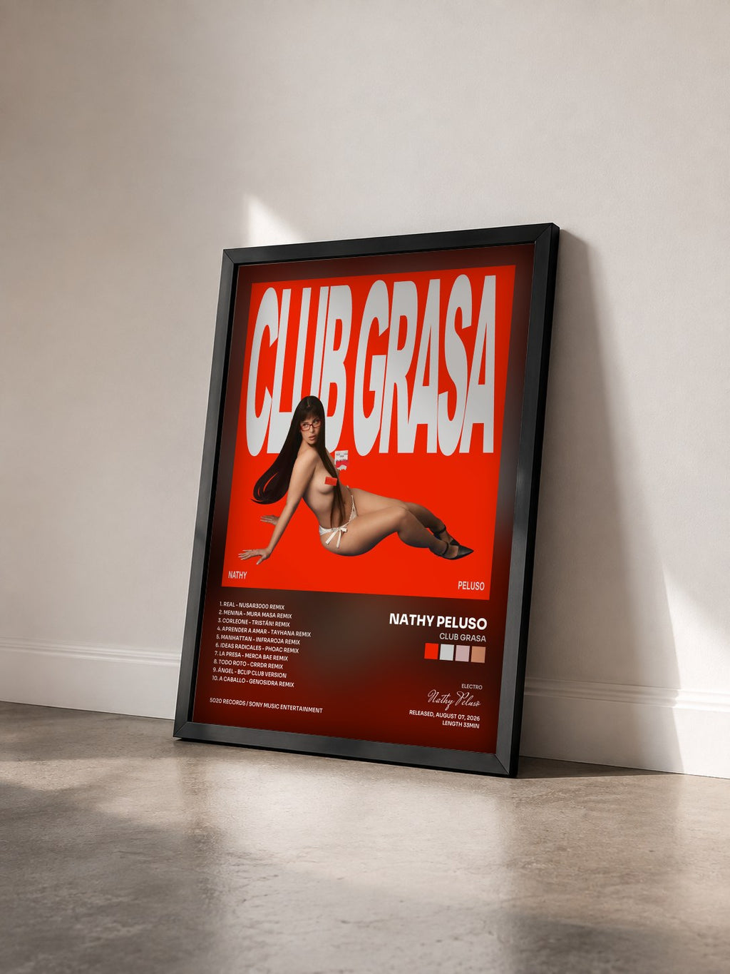 #noir Tableau de l'album CLUB GRASA de Nathy Peluso vu de trois quarts, cadre noir