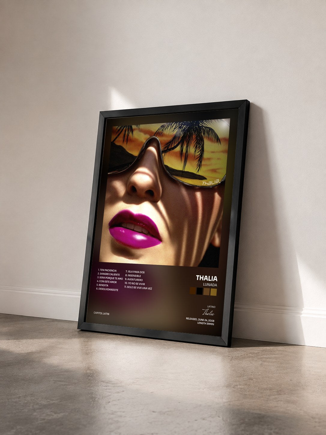 #noir Tableau de l'album Lunada de Thalia vu de trois quarts, cadre noir