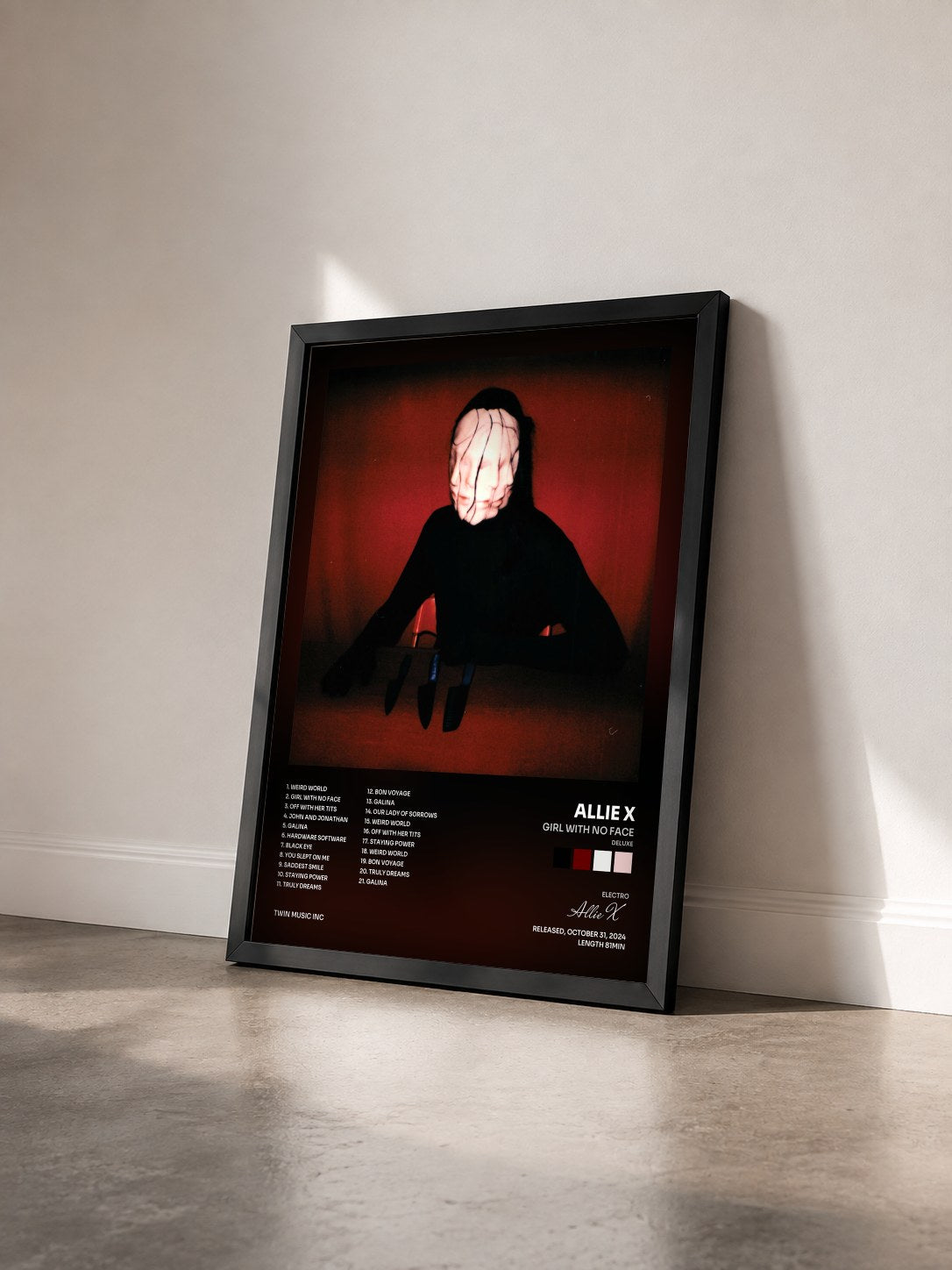 #noir Tableau de l'album Girl With No Face (Deluxe) de Allie X vu de trois quarts, cadre noir