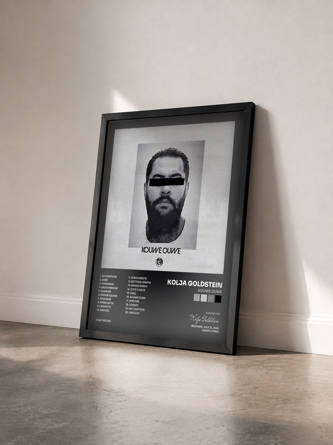 #noir Tableau de l'album KOUWE OUWE de Kolja Goldstein vu de trois quarts, cadre noir