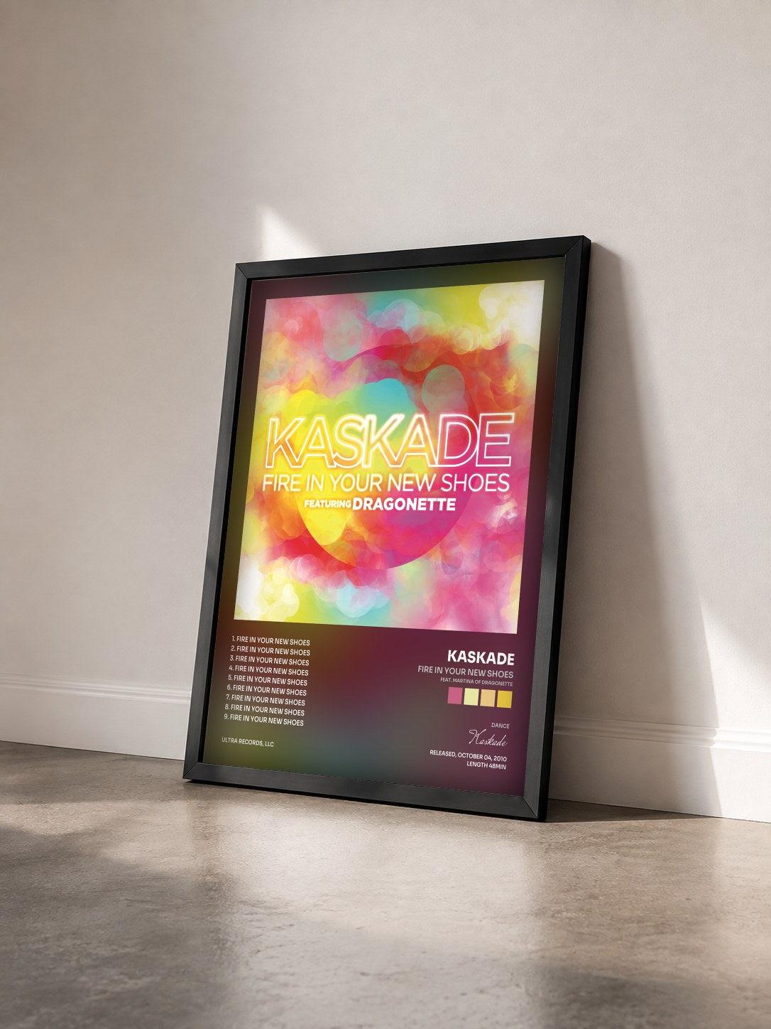 #noir Tableau de l'album Fire In Your New Shoes (feat. Martina of Dragonette) de Kaskade vu de trois quarts, cadre noir