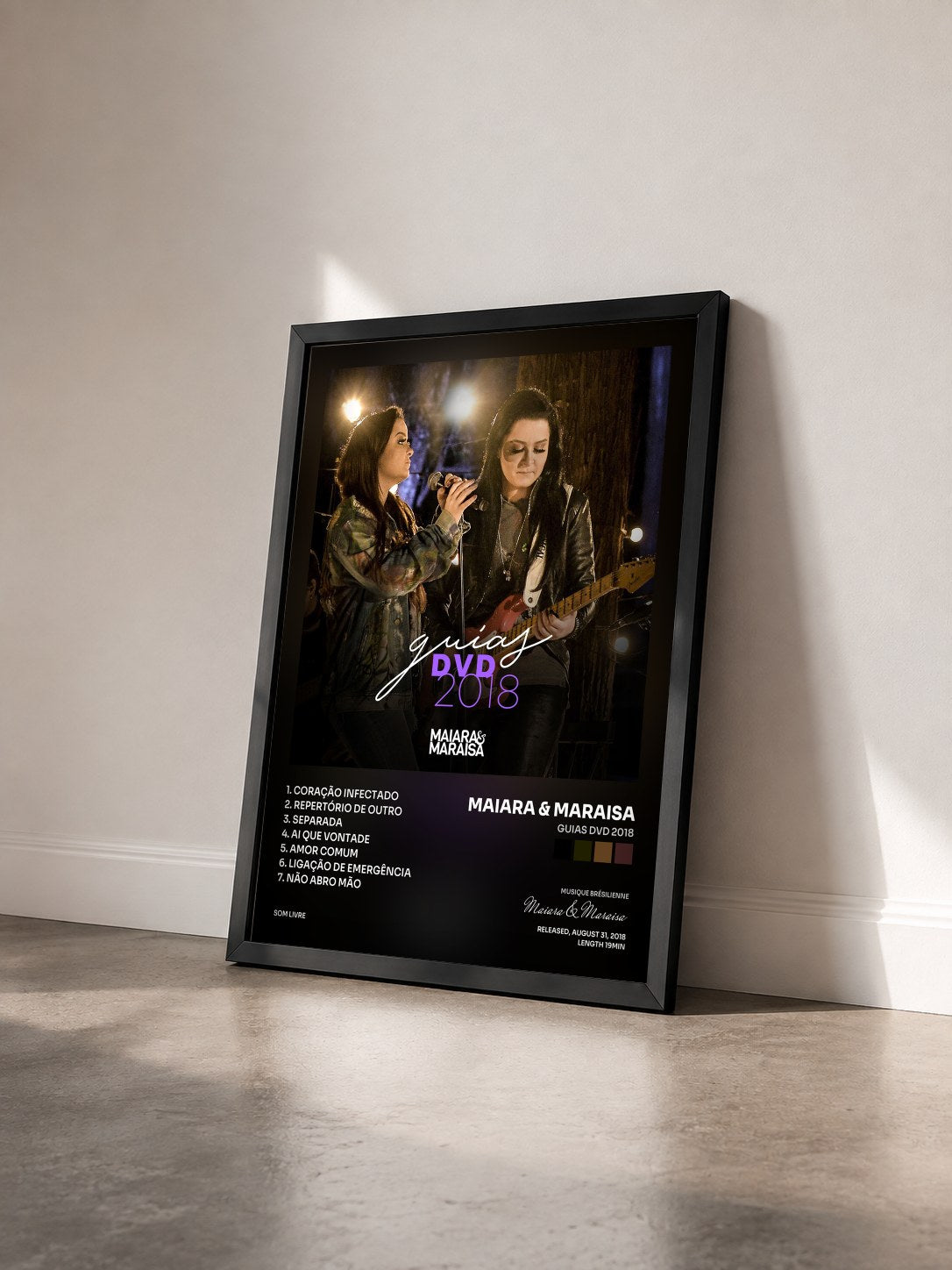 #noir Tableau de l'album Guias Dvd 2018 de Maiara & Maraisa vu de trois quarts, cadre noir