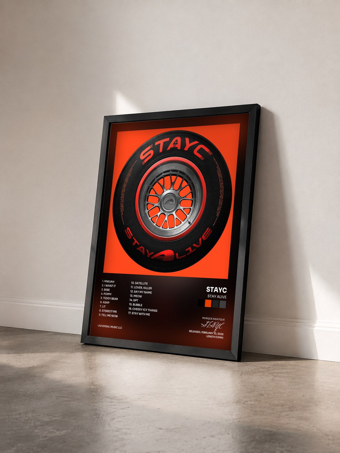 #noir Tableau de l'album STAY ALIVE de STAYC vu de trois quarts, cadre noir