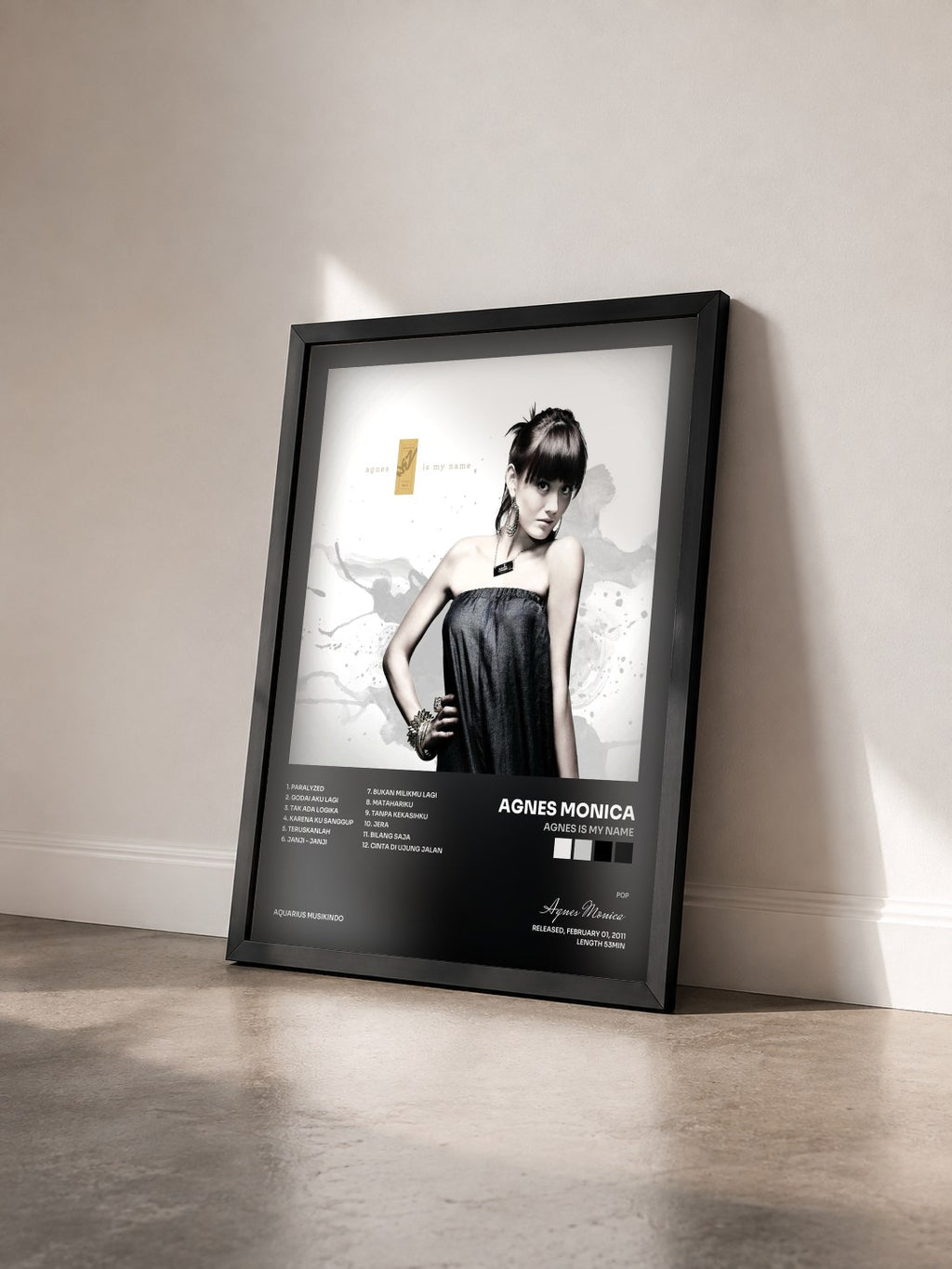 #noir Tableau de l'album Agnes Is My Name de Agnes Monica vu de trois quarts, cadre noir