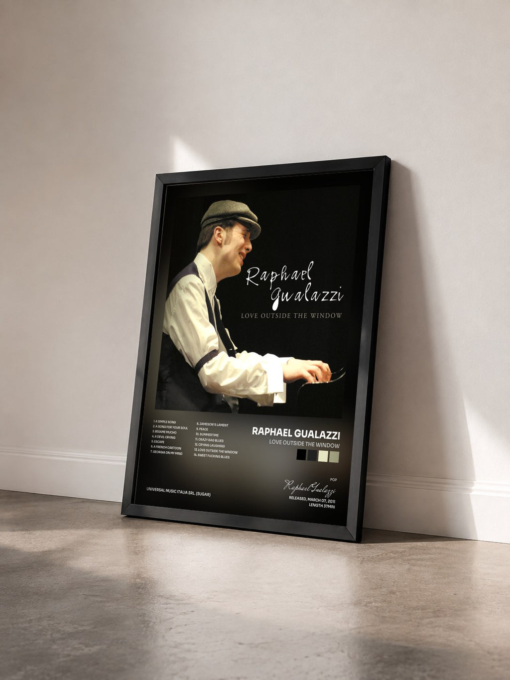 #noir Tableau de l'album Love Outside the Window de Raphael Gualazzi vu de trois quarts, cadre noir