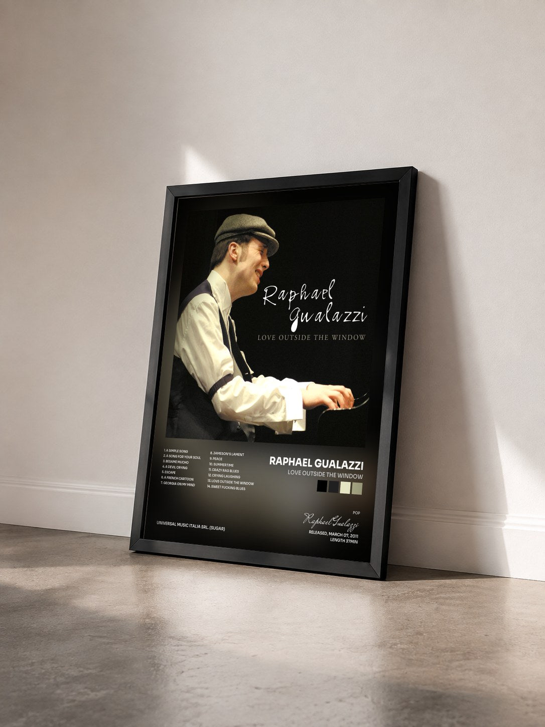 #noir Tableau de l'album Love Outside the Window de Raphael Gualazzi vu de trois quarts, cadre noir