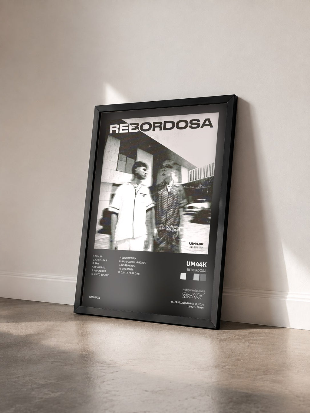 #noir Tableau de l'album Rebordosa de UM44K vu de trois quarts, cadre noir