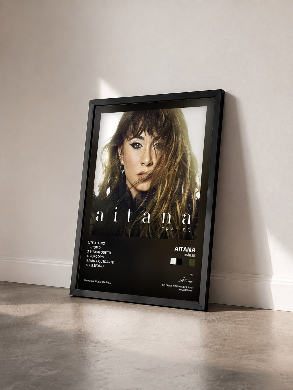 #noir Tableau de l'album Tráiler de Aitana vu de trois quarts, cadre noir