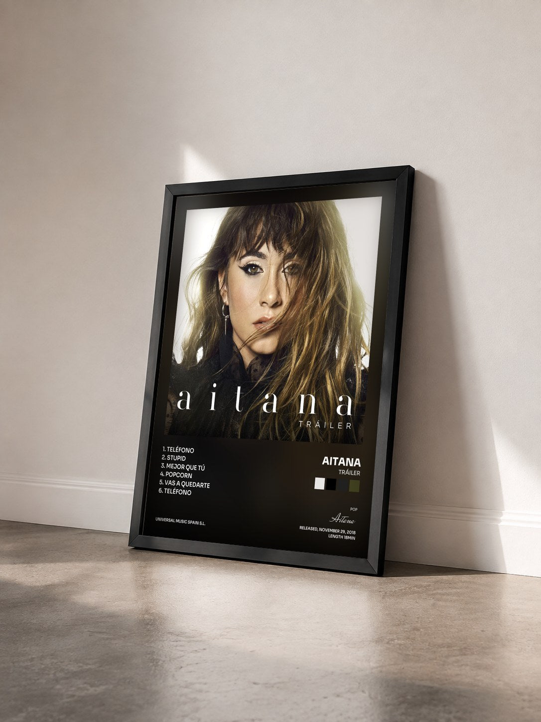 #noir Tableau de l'album Tráiler de Aitana vu de trois quarts, cadre noir