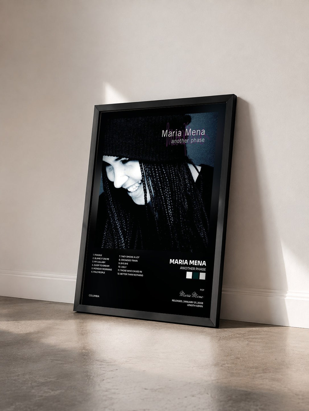 #noir Tableau de l'album Another Phase de Maria Mena vu de trois quarts, cadre noir