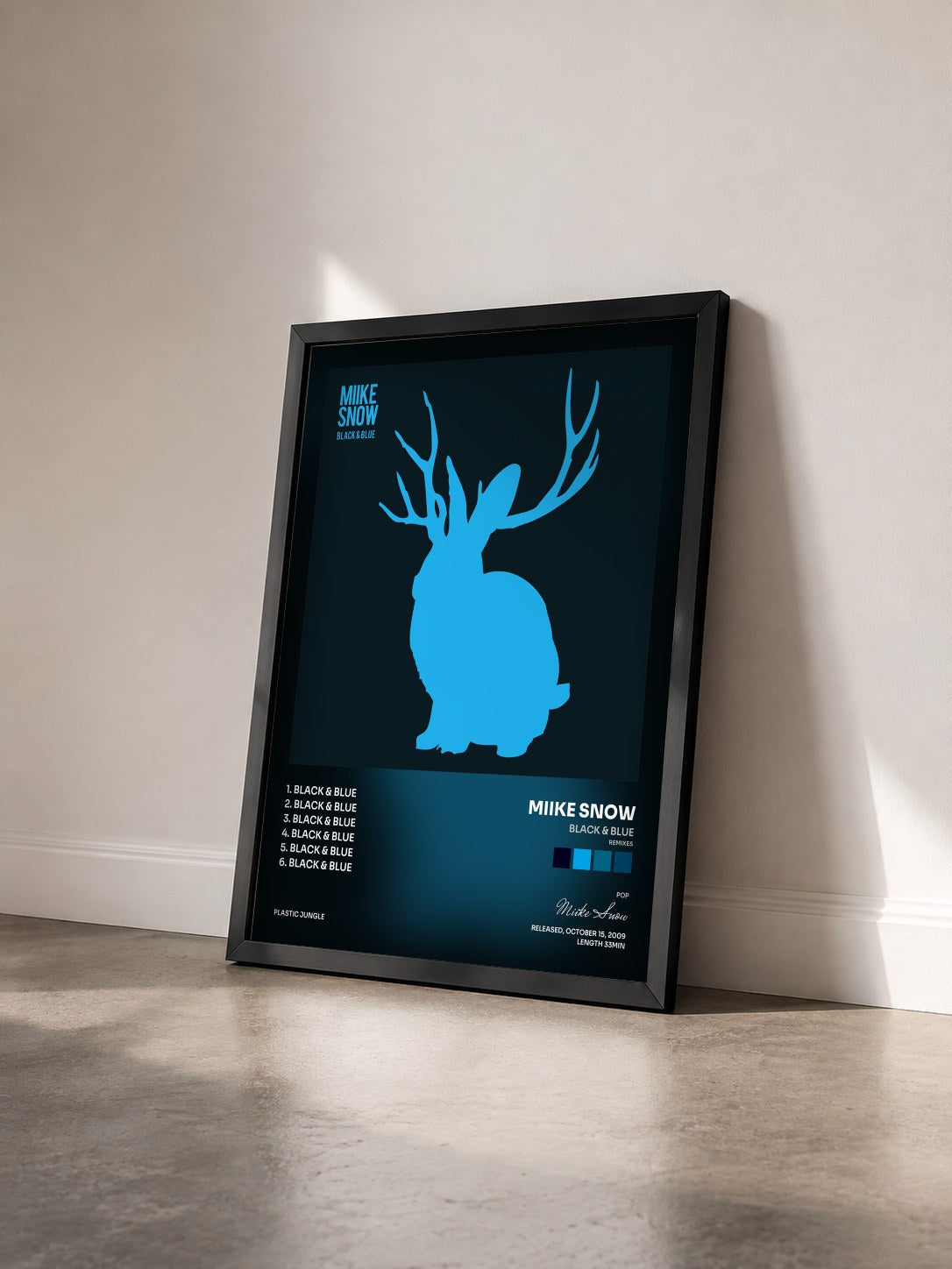 #noir Tableau de l'album Black & Blue (Remixes) de Miike Snow vu de trois quarts, cadre noir