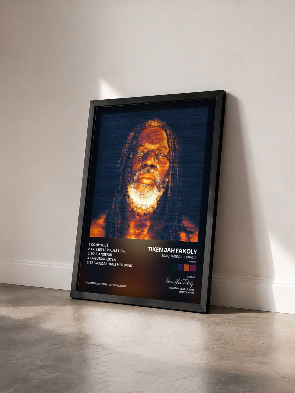#noir Braquage von pouvoir (Inédits) de Tiken Jah Fakoly als gerahmter Kunstdruck von schräg gesehen, schwarzer Rahmen