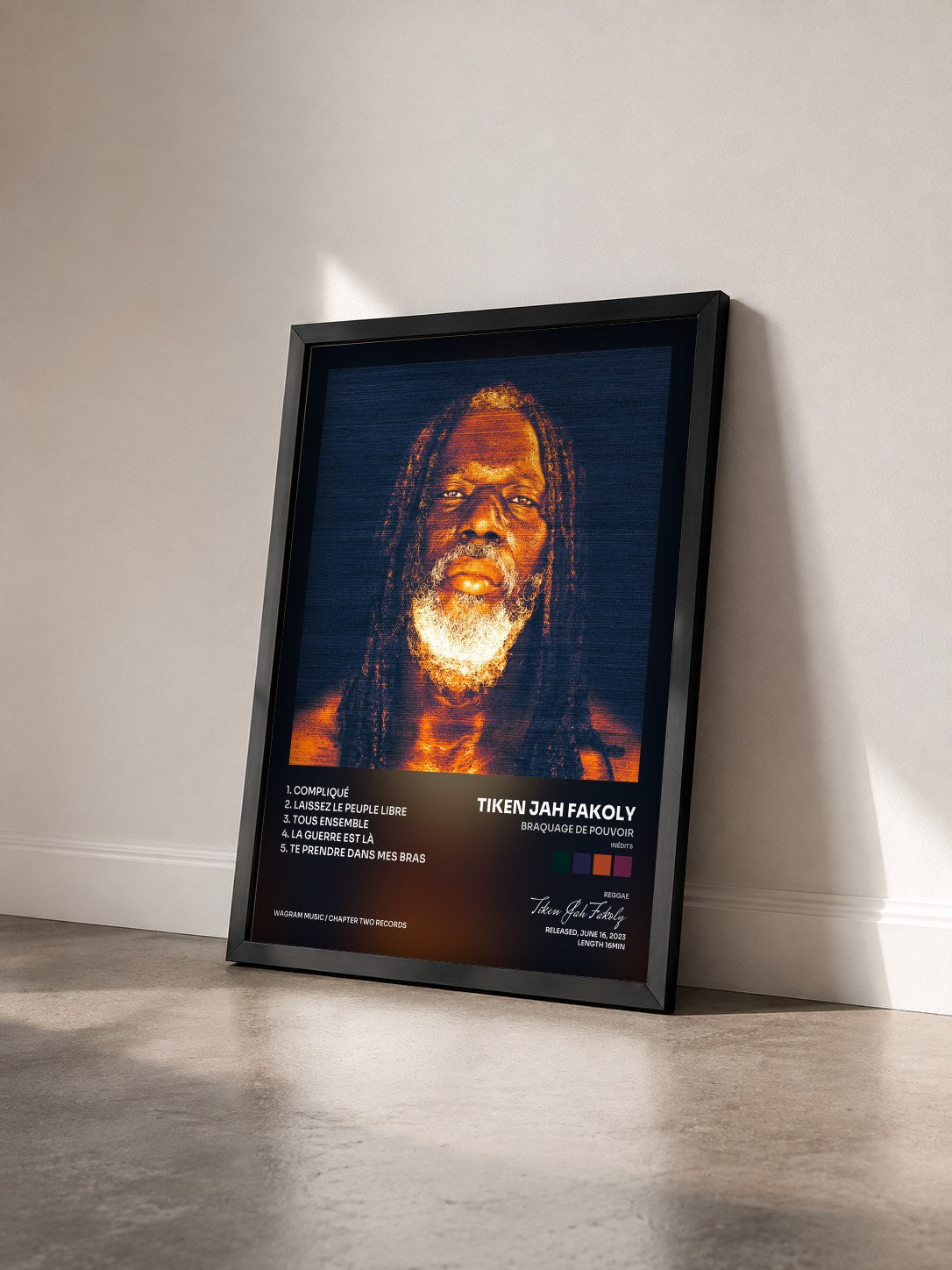 #noir Tableau de l'album Braquage de pouvoir (Inédits) de Tiken Jah Fakoly vu de trois quarts, cadre noir