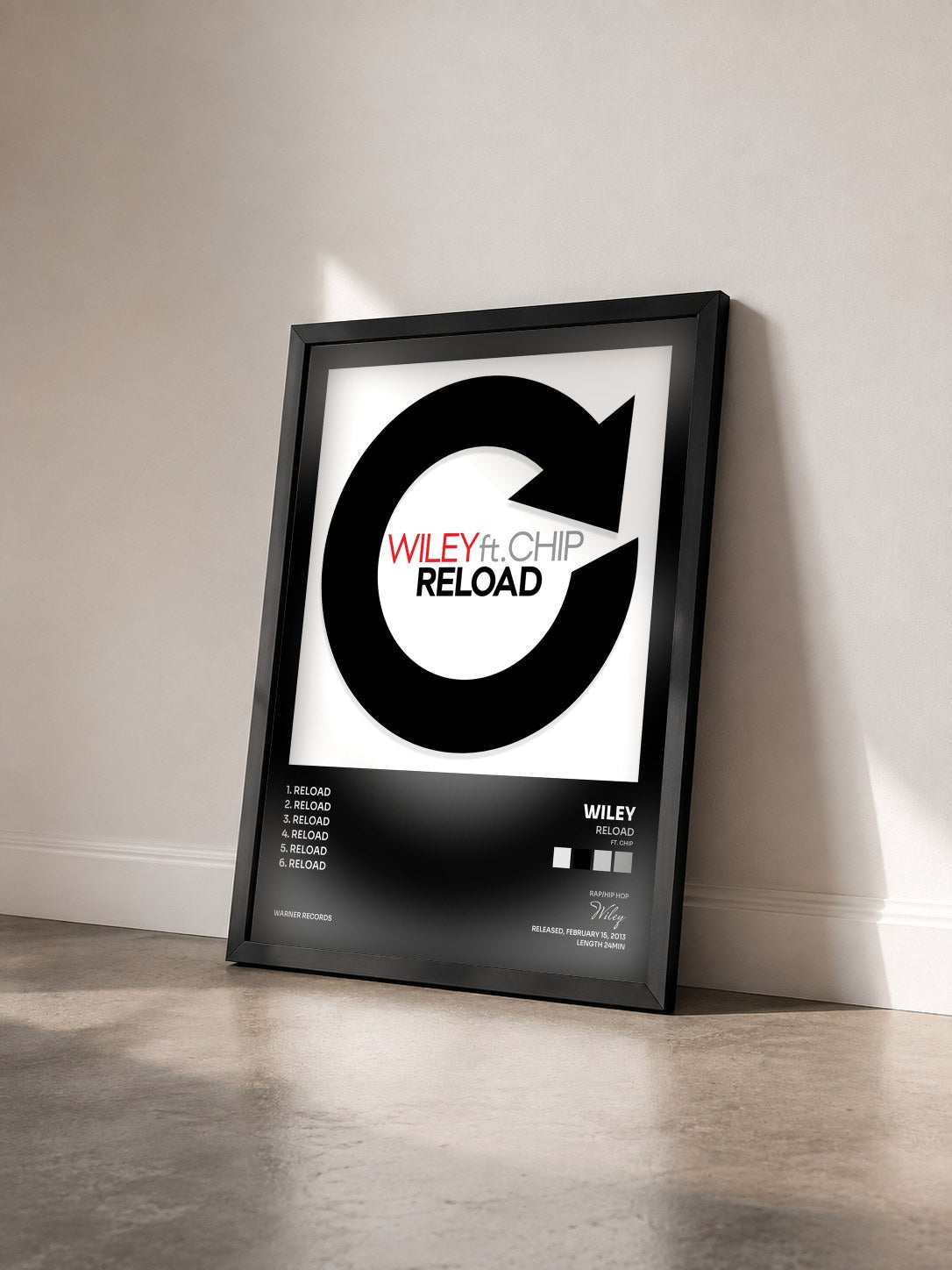 #noir Tableau de l'album Reload (ft. Chip) de Wiley vu de trois quarts, cadre noir