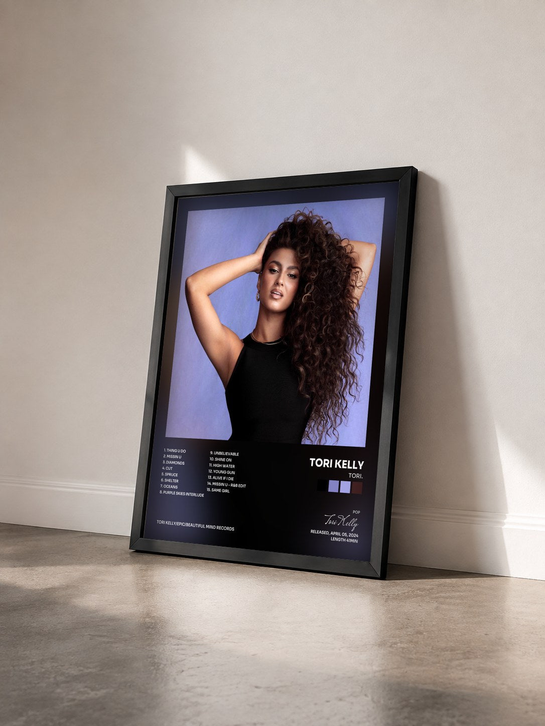 #noir Tableau de l'album TORI. de Tori Kelly vu de trois quarts, cadre noir