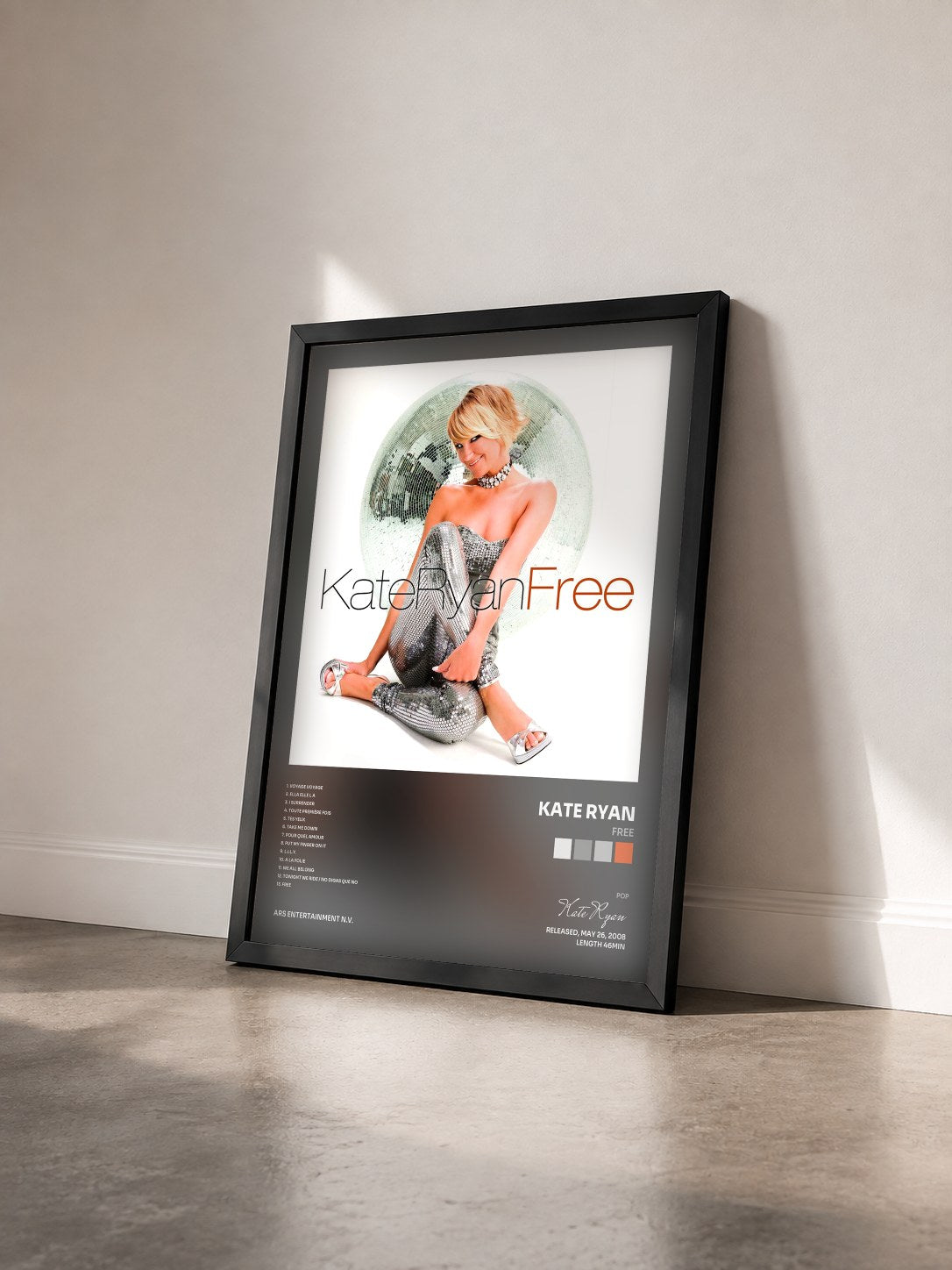 #noir Tableau de l'album Free de Kate Ryan vu de trois quarts, cadre noir