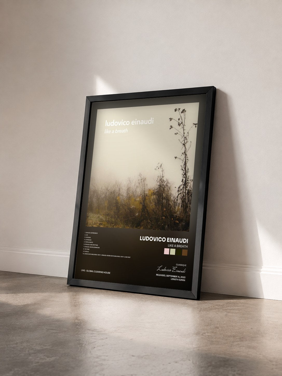 #noir Tableau de l'album Like A Breath de Ludovico Einaudi vu de trois quarts, cadre noir