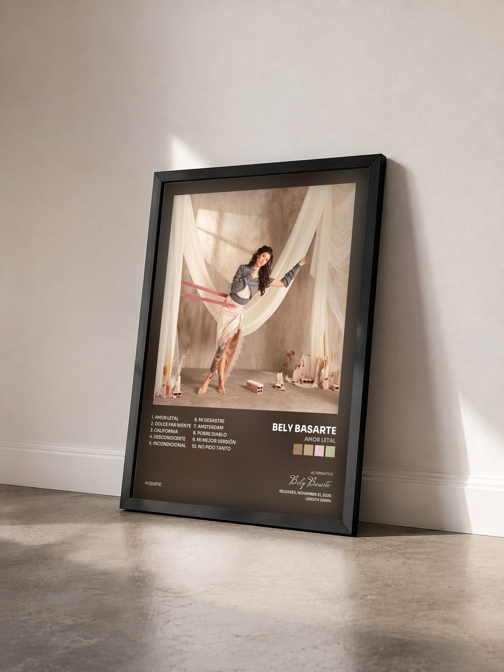 #noir Tableau de l'album Amor letal de Bely Basarte vu de trois quarts, cadre noir