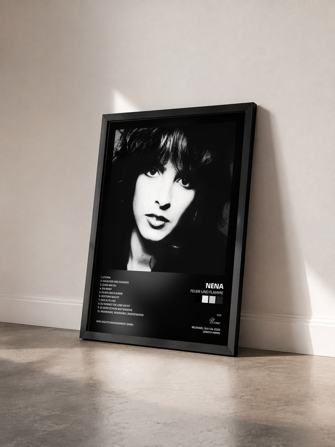 #noir Tableau de l'album Feuer und Flamme de Nena vu de trois quarts, cadre noir