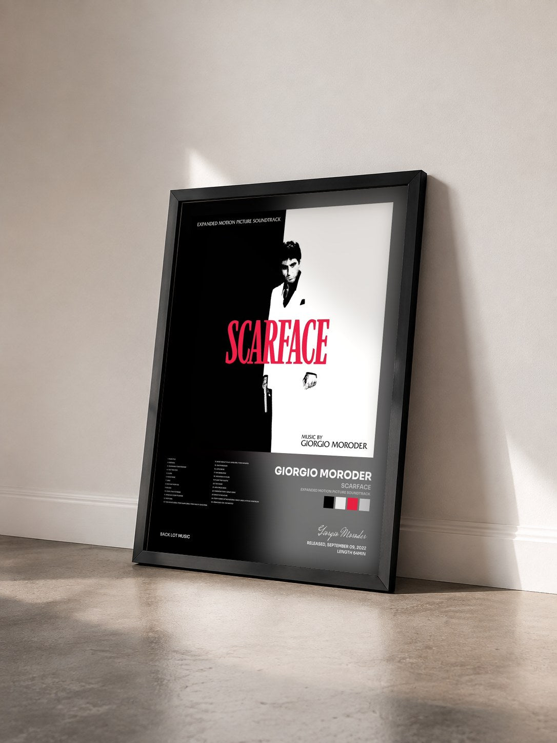 #noir Tableau de l'album Scarface (Expanded Motion Picture Soundtrack) de Giorgio Moroder vu de trois quarts, cadre noir