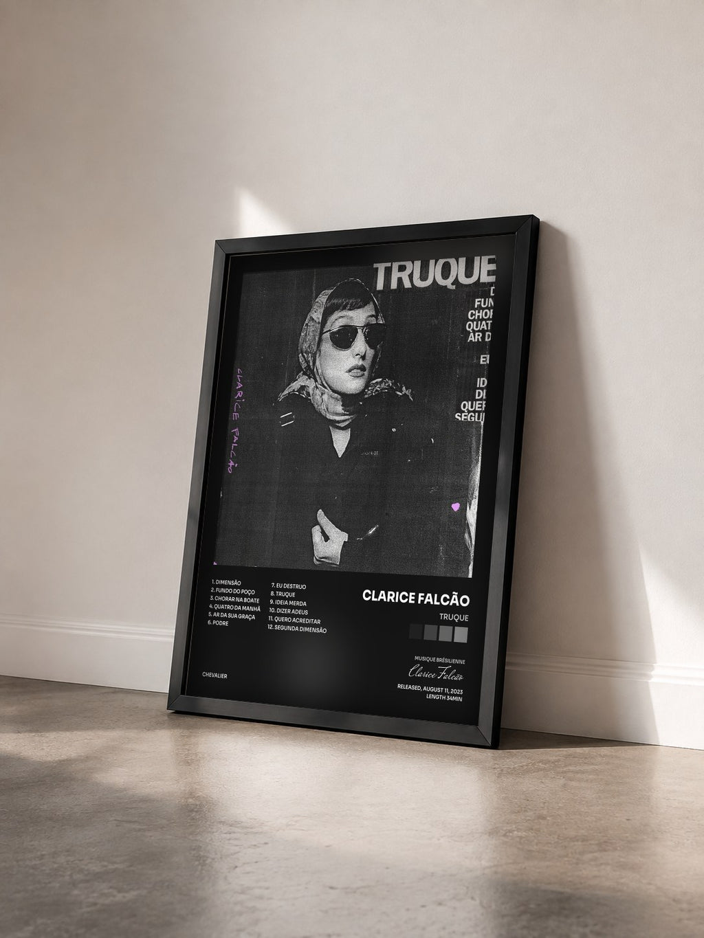 #noir Tableau de l'album Truque de Clarice Falcão vu de trois quarts, cadre noir