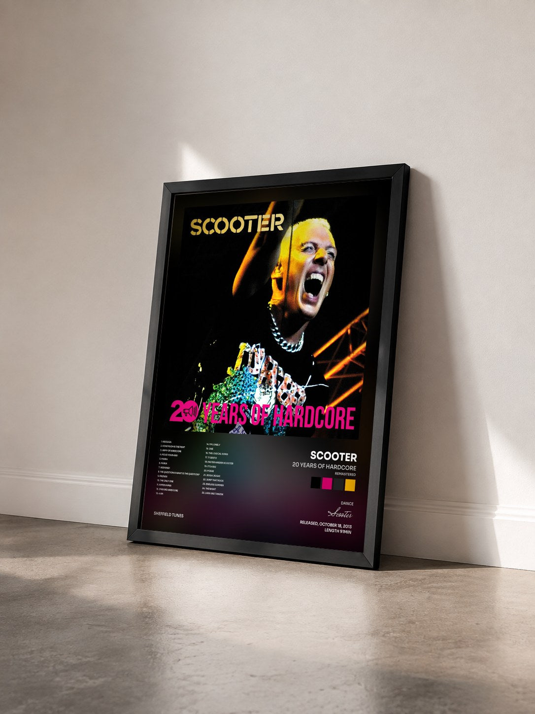#noir Tableau de l'album 20 Years Of Hardcore (Remastered) de Scooter vu de trois quarts, cadre noir